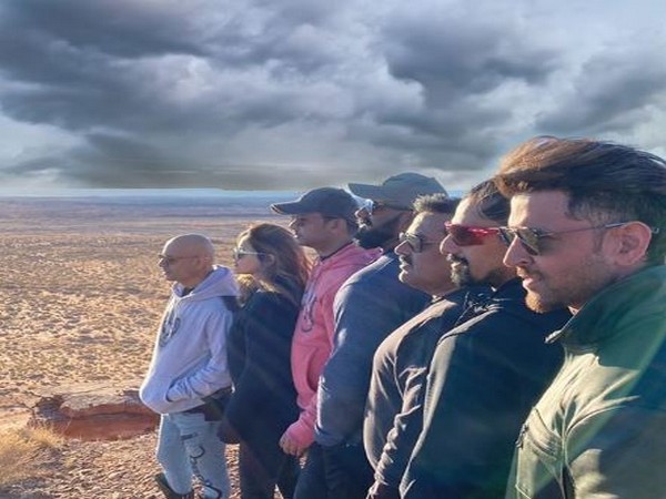 Hrithik Roshan posing with his team (Image Source: Instagram) Hrithik Roshan posing with his team (Image Source: Instagram)