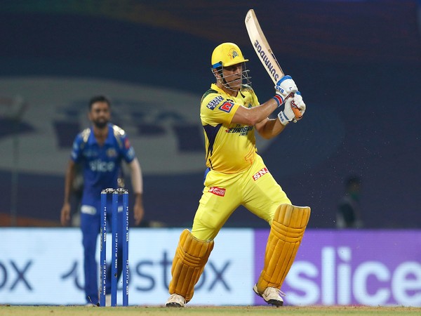 Mahendra Singh Dhoni in action against Mumbai Indians (Image: IPL Twitter)