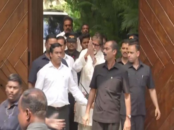 Amitabh Bachchan greeting fans outside his residence, Jalsa Amitabh Bachchan greeting fans outside his residence, Jalsa
