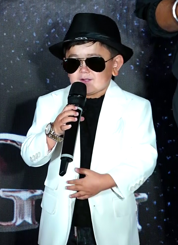 World's smallest singer Abdu Rozik joins Varun, Kiara for 'Nain Ta ...