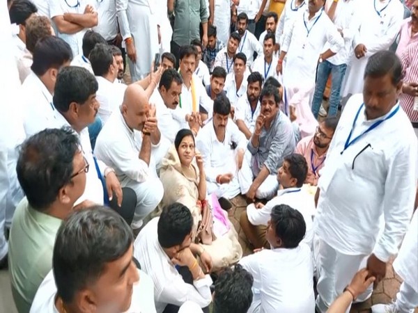 Congress workers protesting in Ujjain. (ANI/photo) Congress workers protesting in Ujjain. (ANI/photo)