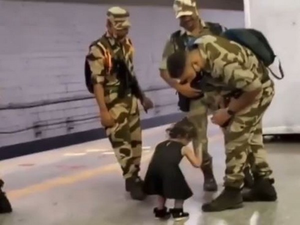 Viral video of little girl touching army man's feet Viral video of little girl touching army man's feet