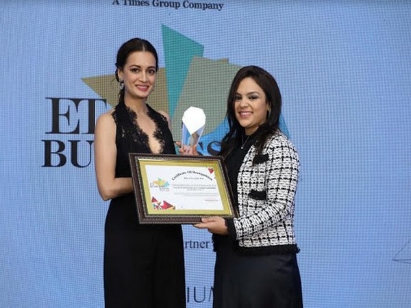 Dia Mirza awarding Pooja Sheth - ET Business Icon Award 2020 Dia Mirza awarding Pooja Sheth - ET Business Icon Award 2020