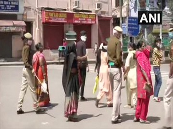 Police personnel disperse women outside a bank in Paharganj. Photo/ANI Police personnel disperse women outside a bank in Paharganj. Photo/ANI