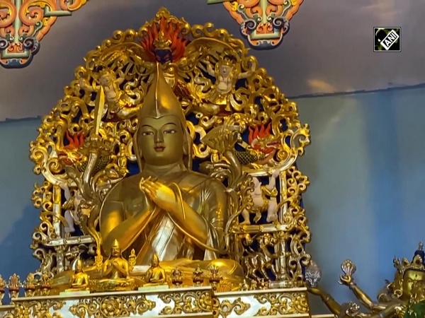 Mongolians enthusiastically pay obeisance to Lord Buddha’s relics upon its arrival after 29 years