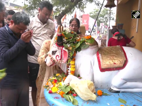 Patna: Devotees offer prayers at Shiva Temple on 3rd Monday of Sawan