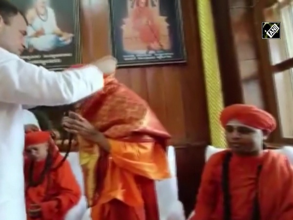 Karnataka: Rahul Gandhi receives warm welcome at Sri Murugha Matha in Chitradurga
