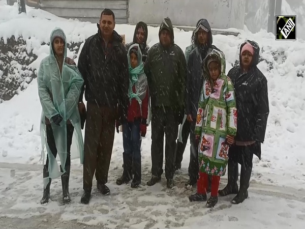 Tourists rejoice fresh snowfall in Ramban district, roads covered in thick snow