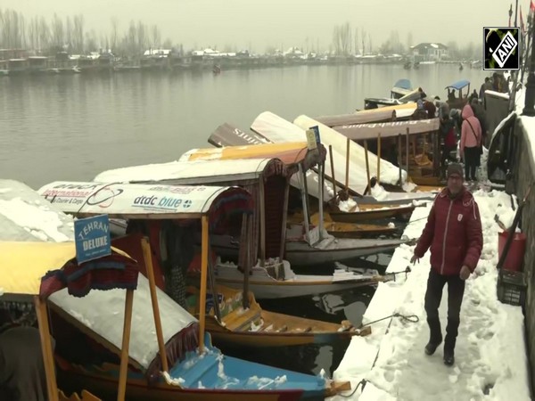 Tourist Footfall increases in Dal Lake following fresh snowfall in Kashmir