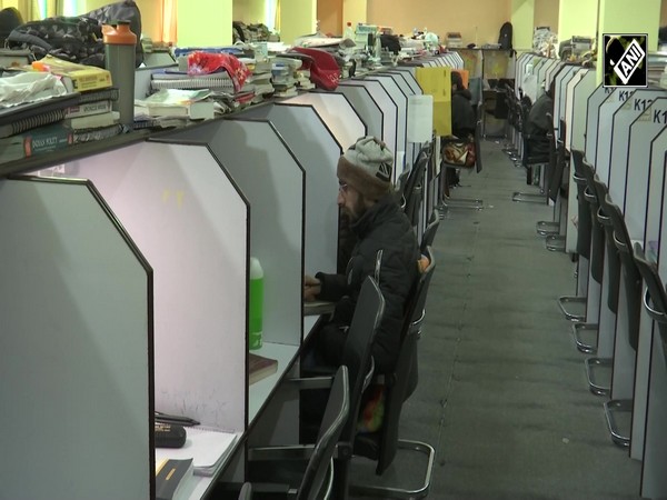 Deeshan Jaalu started Library cum reading room for civil aspirants in Srinagar