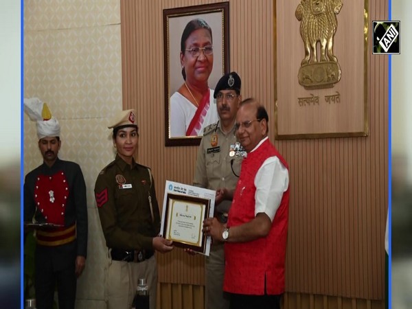 LG  Vinai Kumar Saxena felicitates women personnel of Delhi Police