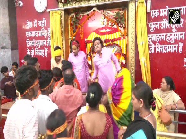 Devotees throng Mahavir Mandir in Patna to offer prayers on Ram Navami