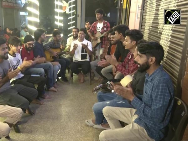 Gurgaon Youth group chant enchanting Hanuman Chalisa on Hanuman Jayant