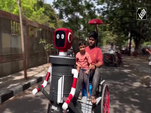 Surat में B-Tech के छात्रों का बेहतरीन प्रदर्शन, बनाया Humanoid Robot