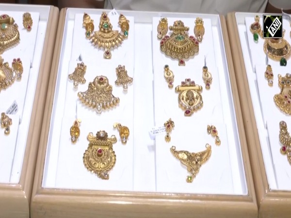 Gold price: सोने की कीमतों में लगातार हो रहा इजाफ़ा, कम हो रही बाजार में सोने की चमक