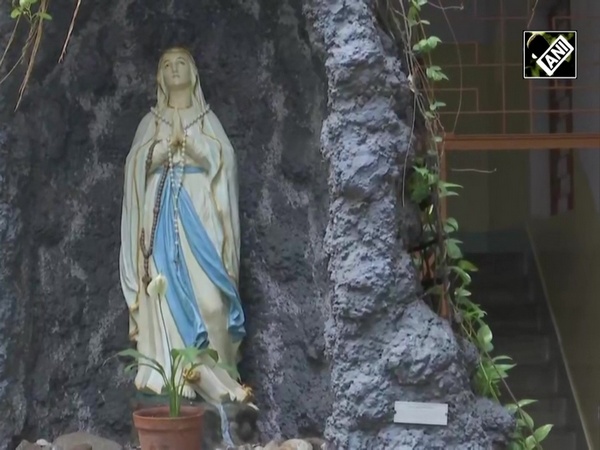 Kolkata : Good Friday पर लोग पहुंचे St. Teresa's Church, किया Pray