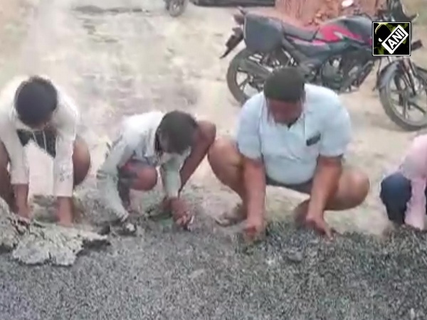 Jharkhand के इस गांव में लोग हाथों से उखाड़ रहे सड़क, Jharkhand सरकार पर खड़े हुये कई सवाल
