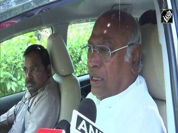 2024 चुनाव की तैयारी में Nitish Kumar, जानिए फोन पर क्या की Mallikarjun Kharge से बात!