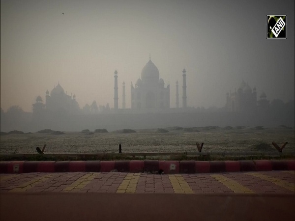 Thick layer of smog engulfs Taj Mahal, visitors disappointed