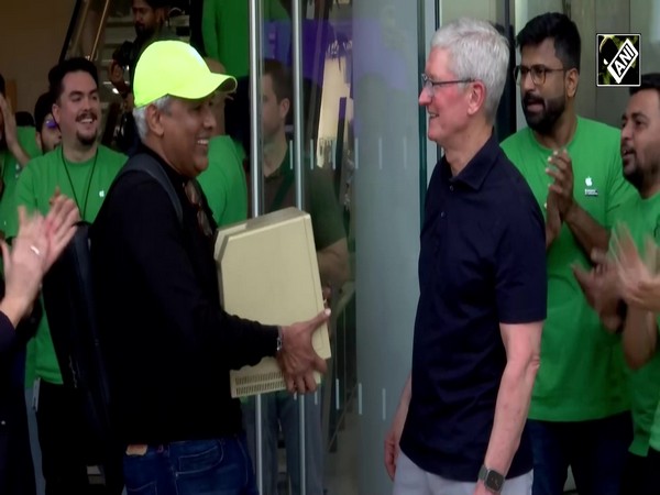 Tim Cook surprised to see Apple fan’s 1984 Macintosh SE at Store launch in Mumbai