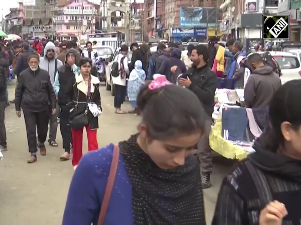 Markets abuzz with Eid shoppers as countdown to Eid-ul-Fitr begins