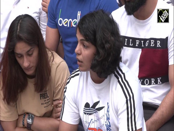 प्रेस कॉन्फ्रेंस के दौरान रो पड़े Wrestlers, कुश्ती महासंघ के खिलाफ दे रहे धरना