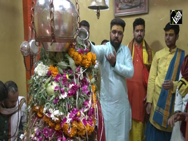 Jammu-Kashmir: Srinagar के शंकराचार्य मंदिर में धार्मिक उल्लास के साथ मनाई गई शंकराचार्य जयंती