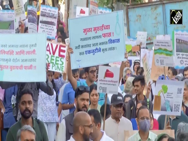 Pune activists hug trees to hold ‘Chipko Andolan’ against RFD project at Mula Mutha river