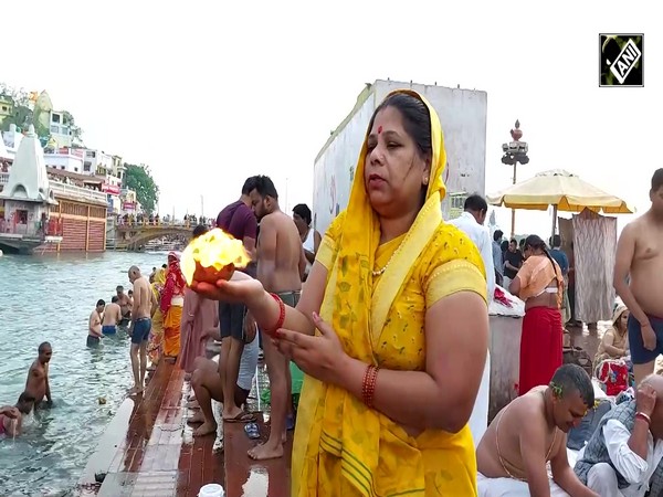 Haridwar में Buddha Purnima के मौके पर श्रद्धालुओं ने लगाई गंगा में डुबकी