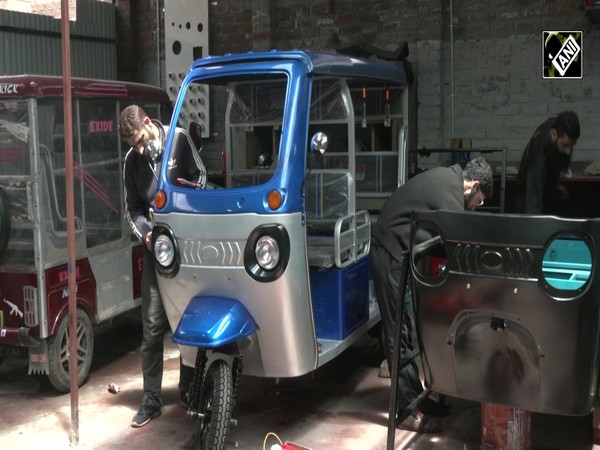 Jammu-Kashmir में E-Rickshaw Unit हुई स्थापित, तमाम लोगों को मिला रोज़गार