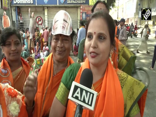 Bengaluru में PM मोदी पर लोगों ने की पुष्पवर्षा, बोले- ‘’ऐसा PM आज तक India में नहीं आया’’