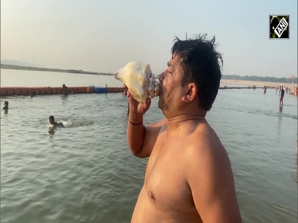 चंद्र ग्रहण के बाद लोगों ने Prayagraj के Triveni Sangam घाट पर किया स्नान