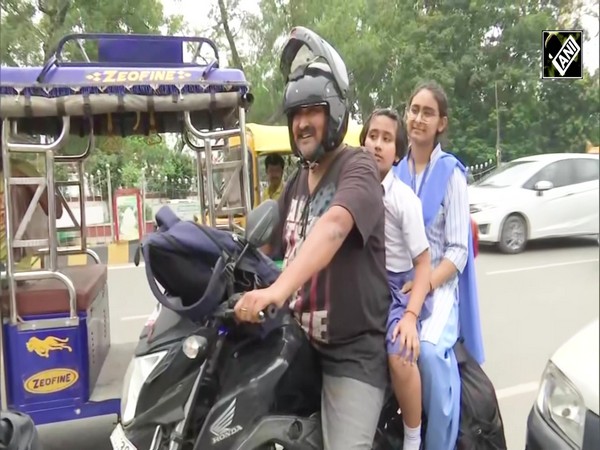 सड़क दुर्घटना में हुई दोस्त की मौत ने इस इंसान को बना दिया Helmet Man of India