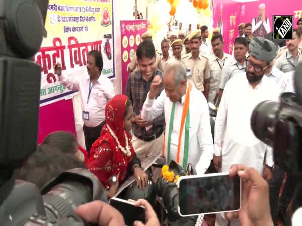 Chief Minister Ashok Gehlot visits inflation relief camp in Banswara