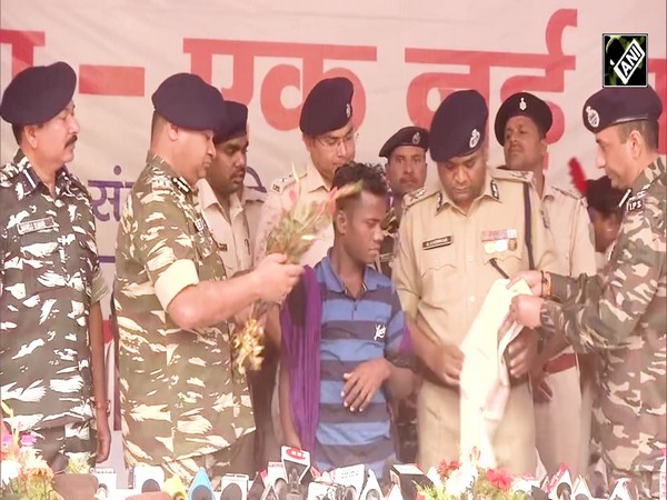 Jharkhand में पांच नक्सलियों ने किया सरेंडर, प्रदेश को नक्सली मुक्त बनाने का है उद्देश्य