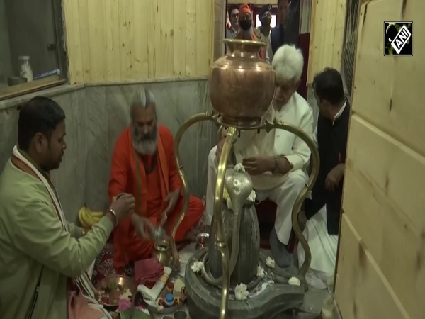 J-K: LG Manoj Sinha visits historical Shiv temple renovated under Smart City Project