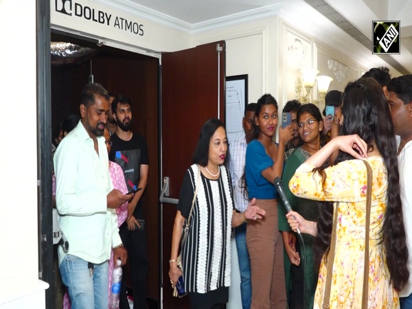 Mumbai में The kerala story की Actress Adah Sharma बनी Reporter, लोगों से पूछे ऐसे सवाल