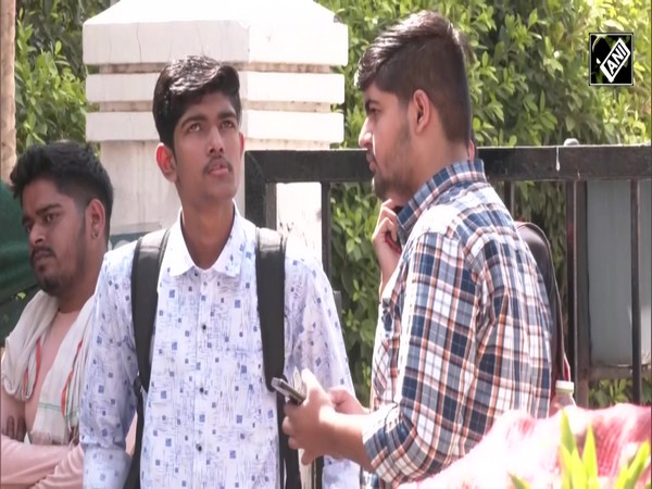 Delhi: CUET Exam का हुआ आयोजन, Exam Center के बाहर दिखी छात्रों की भीड़