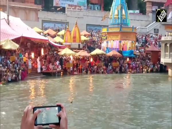 Ganga Dussehra पर श्रद्धालुओं ने लगाई आस्था कि डुबकी, Ganga किनारे उमड़ी भक्तों की भीड़