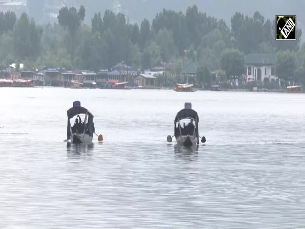 Life jackets become mandatory for Shikara boats in Kashmir
