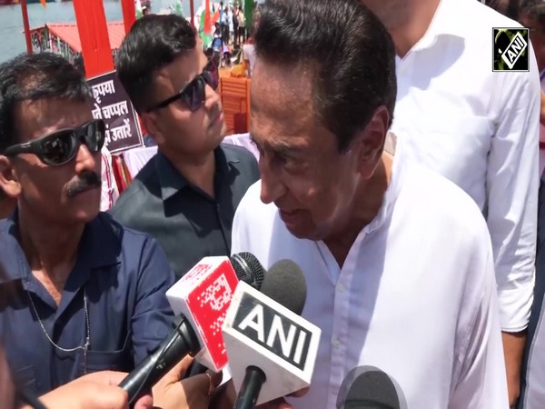 Priyanka Gandhi ने Kamal Nath के साथ की नर्मदा मैया की आरती