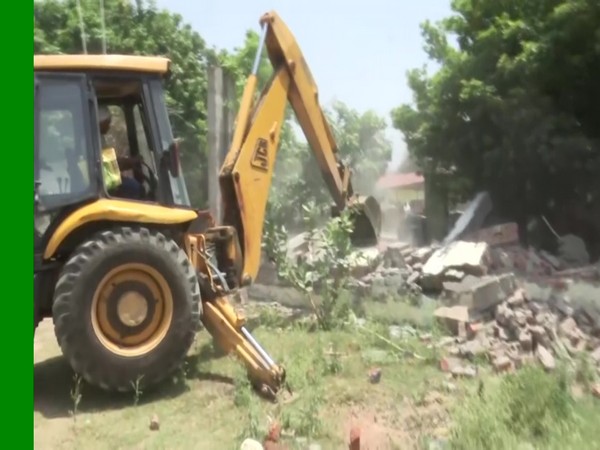 Bulldozer action begins in Gorakhpur against Mafia Vinod Upadhyay