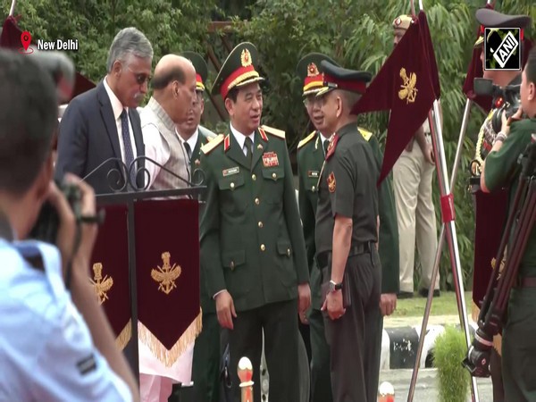 Vietnam Defence Minister inspects Tri-Service Guard of Honour