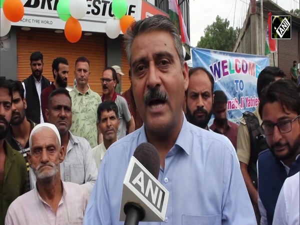 J&K: First batch of Amarnath Yatra pilgrims reaches Anantnag, people shower flowers