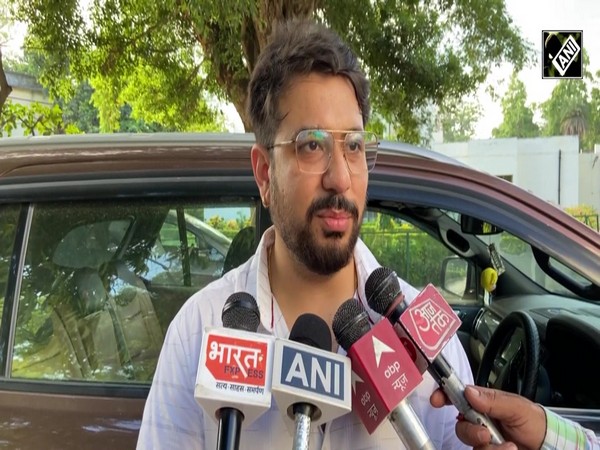 Ayodhya में स्ट्रीट लाइट पोल पर धनुष पवन पुत्र हनुमान, राम रक्षा यंत्र और खुद तीर धनुष लिए श्रीराम देंगे दिखाई