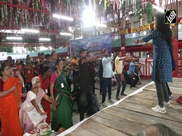 Amarnath तीर्थयात्रियों के लिए जम्मू बेस कैंप में योग शिविर का आयोजन किया गया, देखें Video