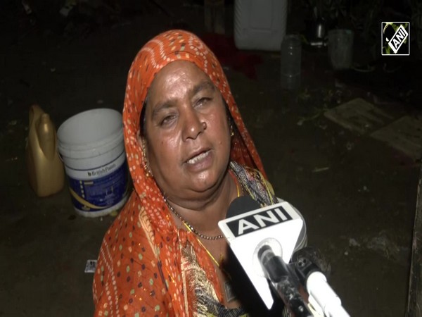 Locals from Yamuna River Banks shift to roadside following rising water level