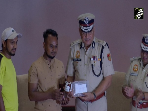 Delhi Police hands over recovered mobile phones to their owners under ‘Operation Vishwas’