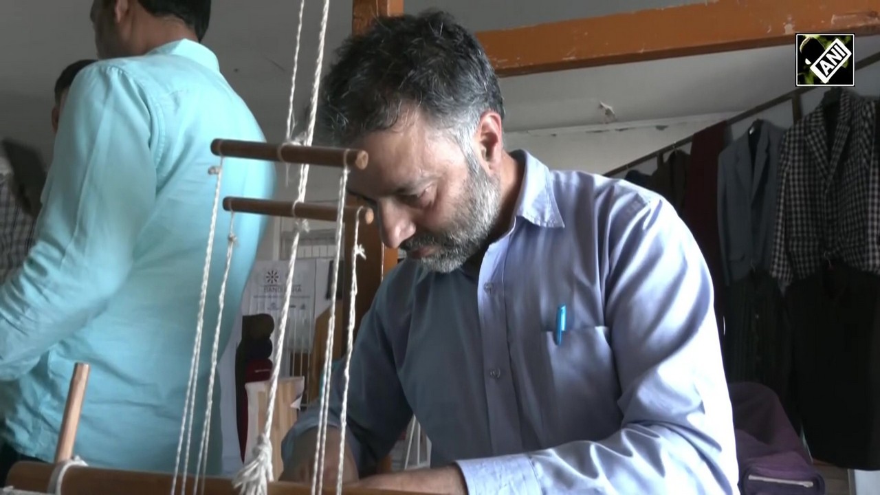 J-K handloom department organises awareness camp on National Handloom Day in Srinagar