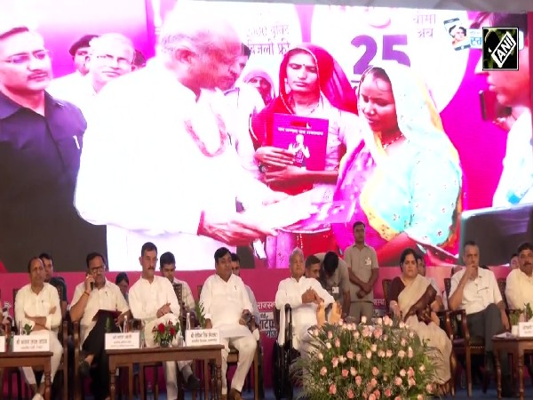 मुख्यमंत्री अशोक गहलोत ने किया ‘इंदिरा गांधी स्मार्टफोन योजना’ का शुभारम्भ